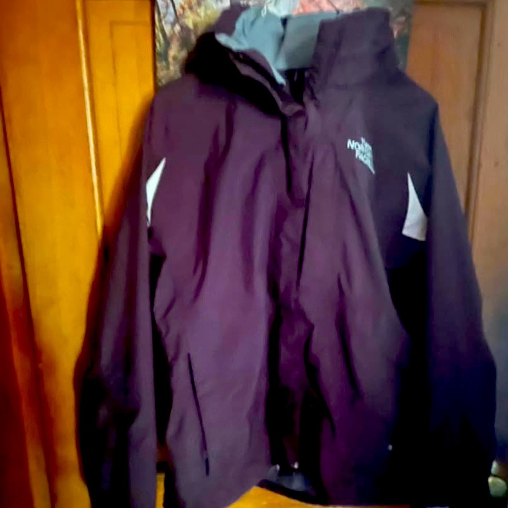 Northface woman’s winter 3 in 1 jacket. Size Small.